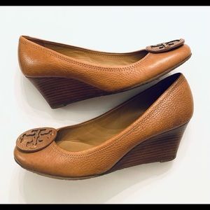 Tory Burch Size 9M Carmel Pebbled Leather Pumps with Wooden Wedge Heel Medallion
